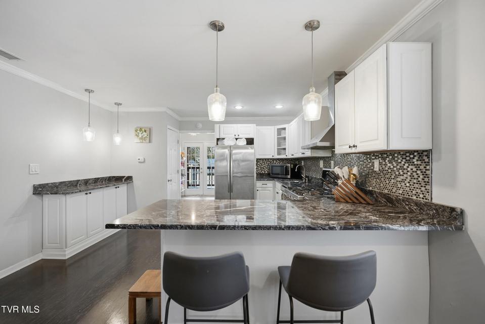 Photo #6: 916 Hillcrest Drive