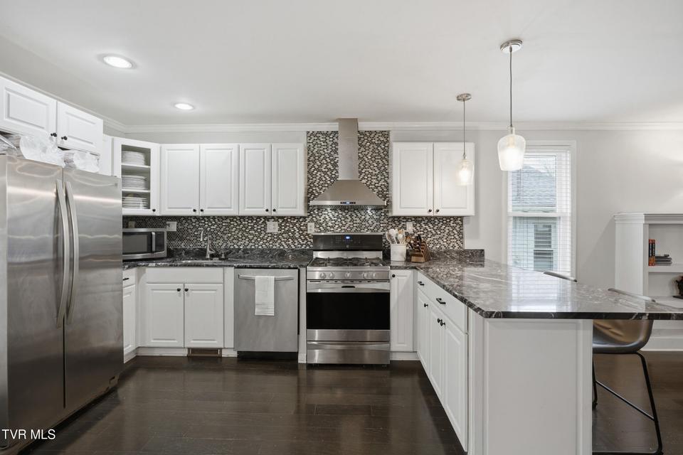 Photo #8: 916 Hillcrest Drive