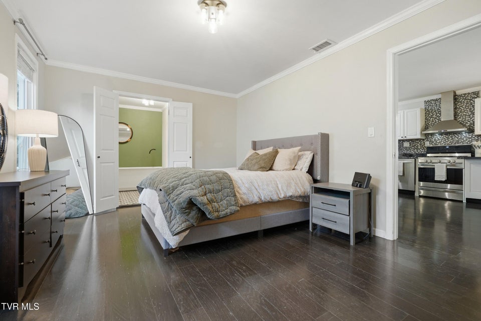 Photo #11: 916 Hillcrest Drive