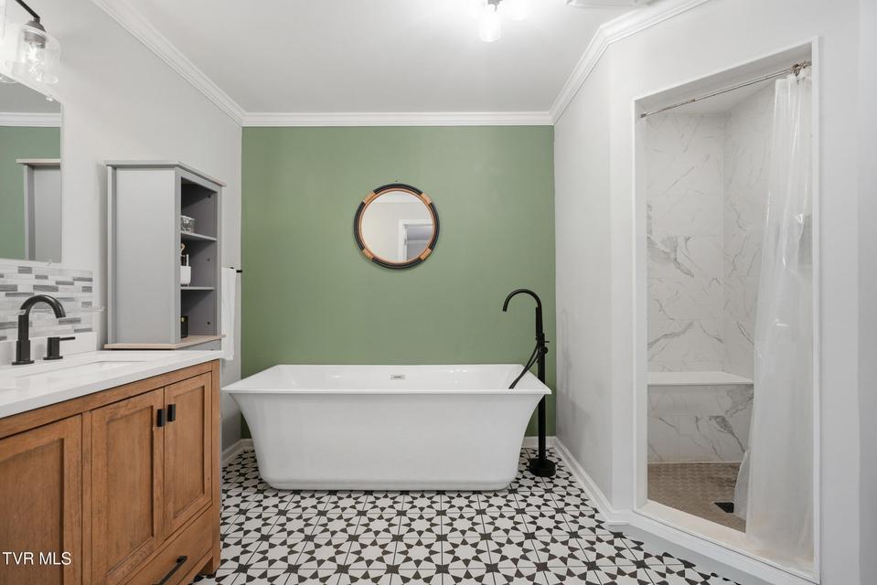 Photo #13: 916 Hillcrest Drive