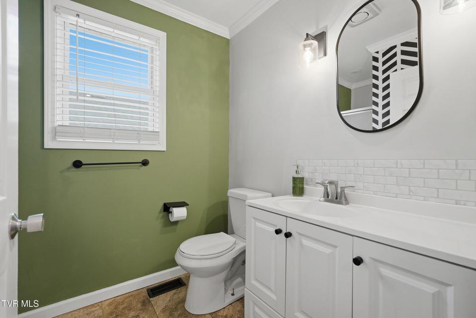 Photo #17: 916 Hillcrest Drive