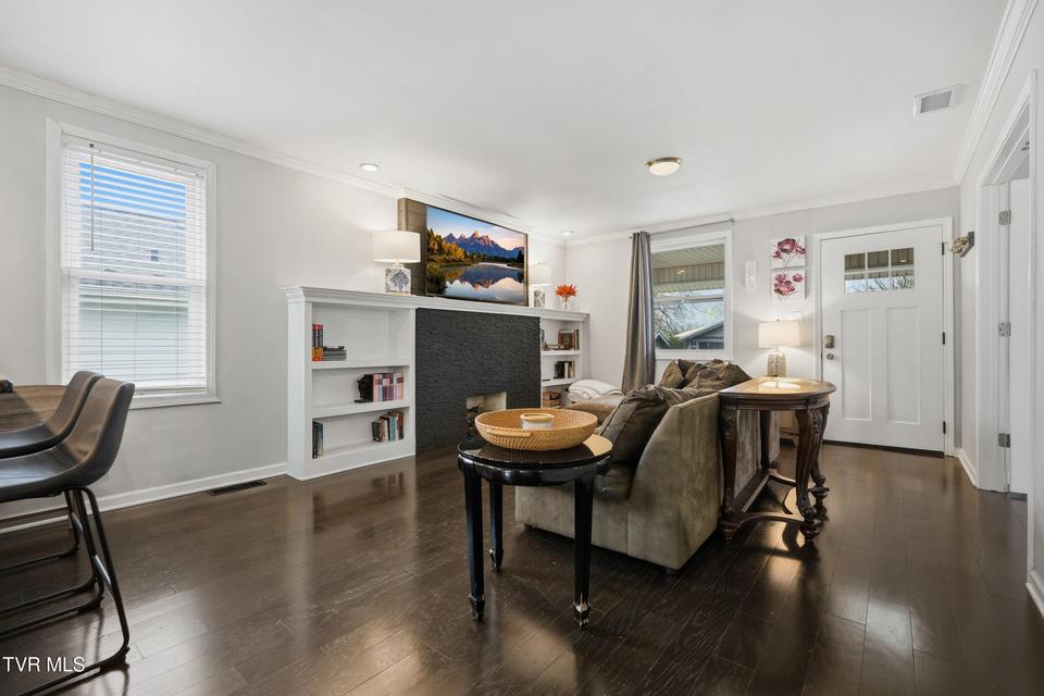 Photo #3: 916 Hillcrest Drive