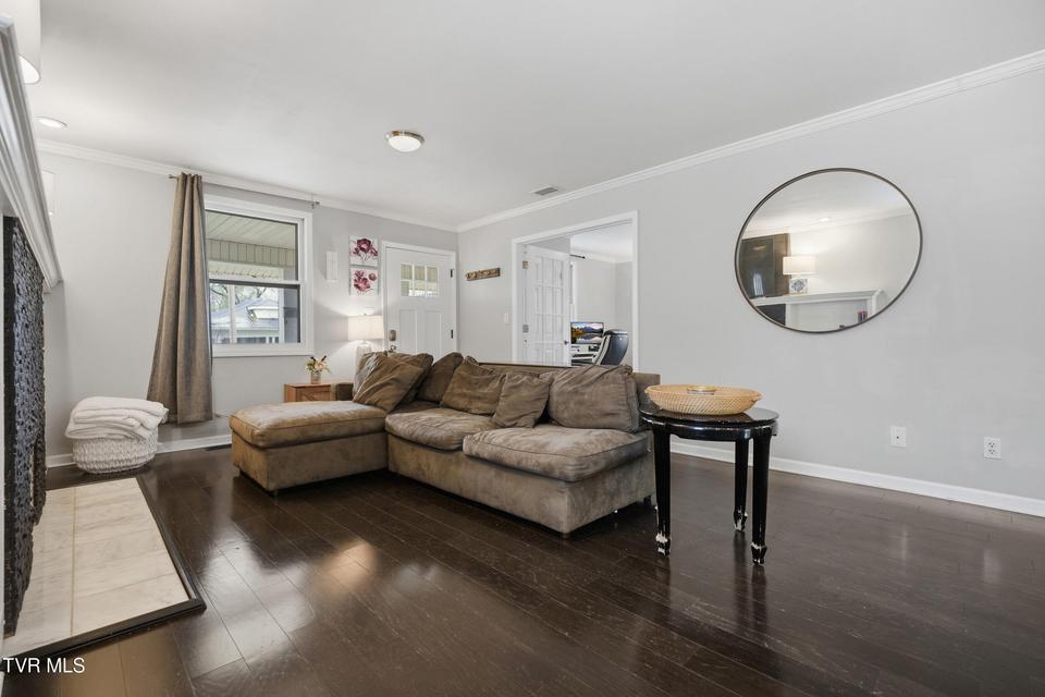 Photo #5: 916 Hillcrest Drive