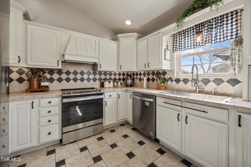 Photo #18: 107 Steven Lane