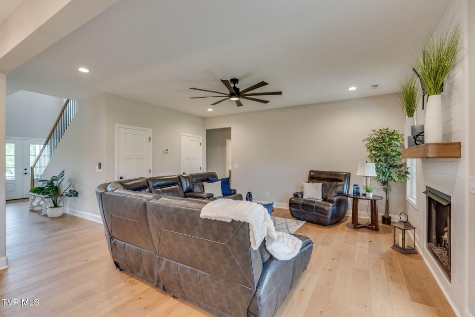 Photo #11: 812 Dolen Place