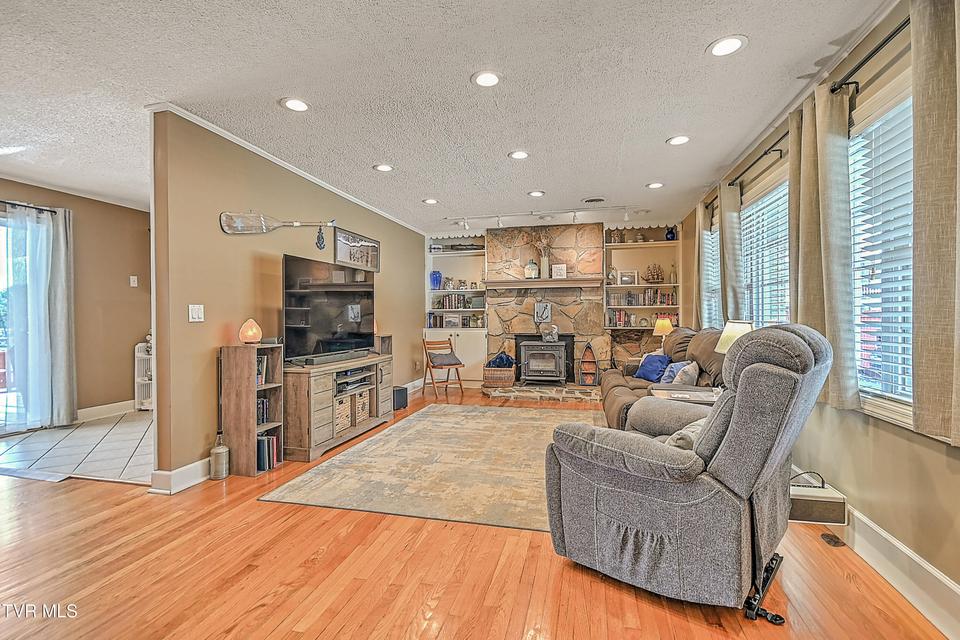 Photo #7: 406 Circle Heights Drive