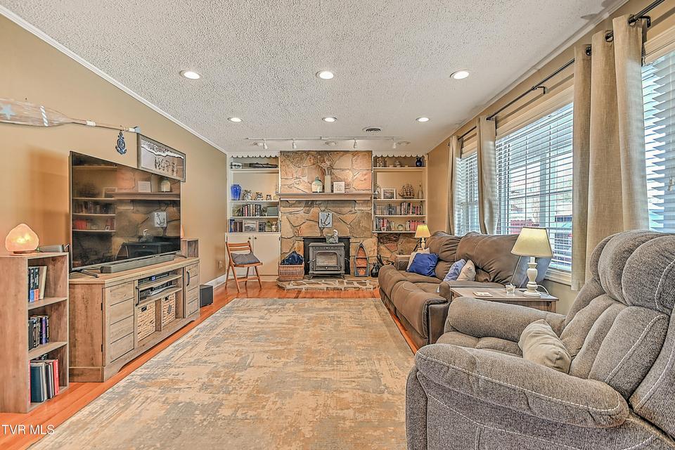 Photo #8: 406 Circle Heights Drive