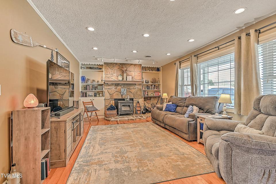 Photo #9: 406 Circle Heights Drive