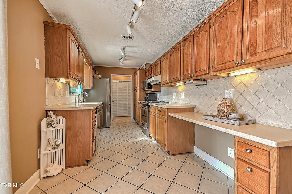 Photo #15: 406 Circle Heights Drive