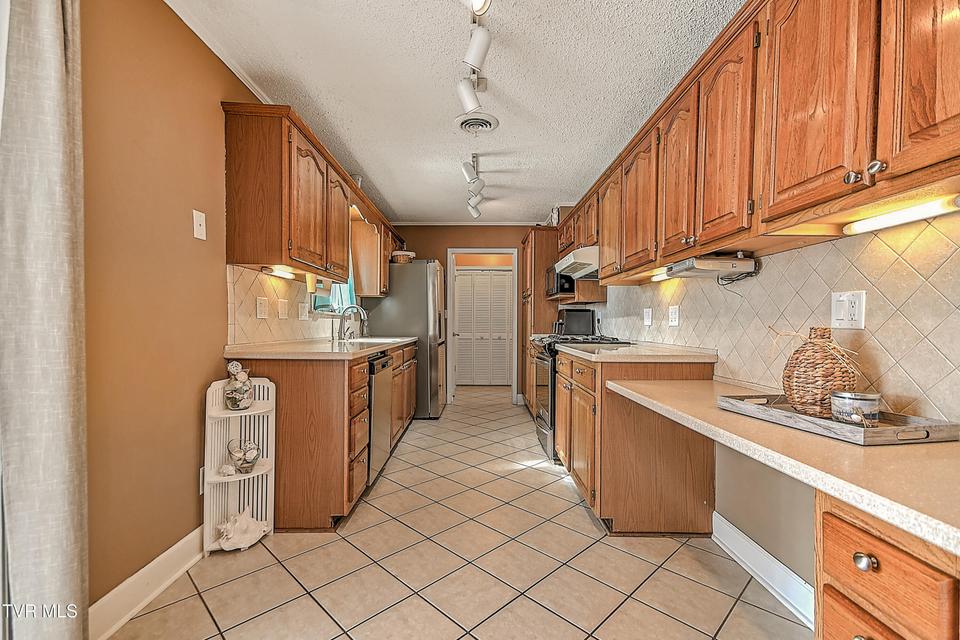 Photo #16: 406 Circle Heights Drive