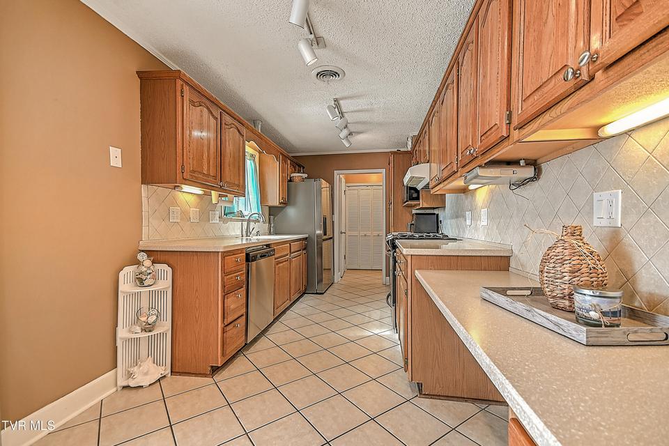 Photo #17: 406 Circle Heights Drive