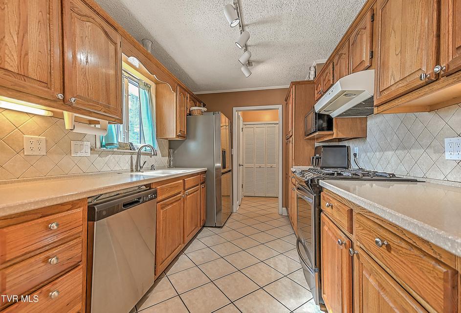 Photo #19: 406 Circle Heights Drive