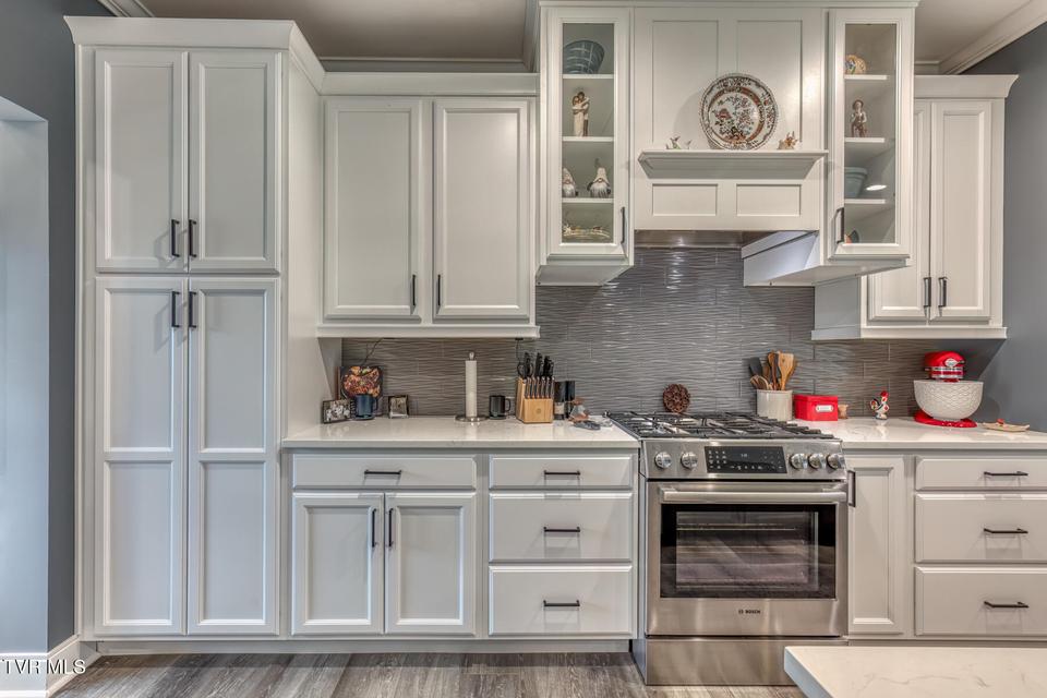 Photo #15: 100 Canterbury Place