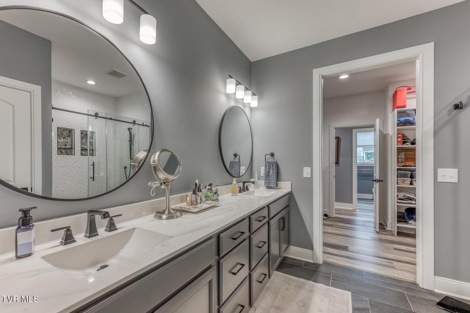 Photo #25: 100 Canterbury Place