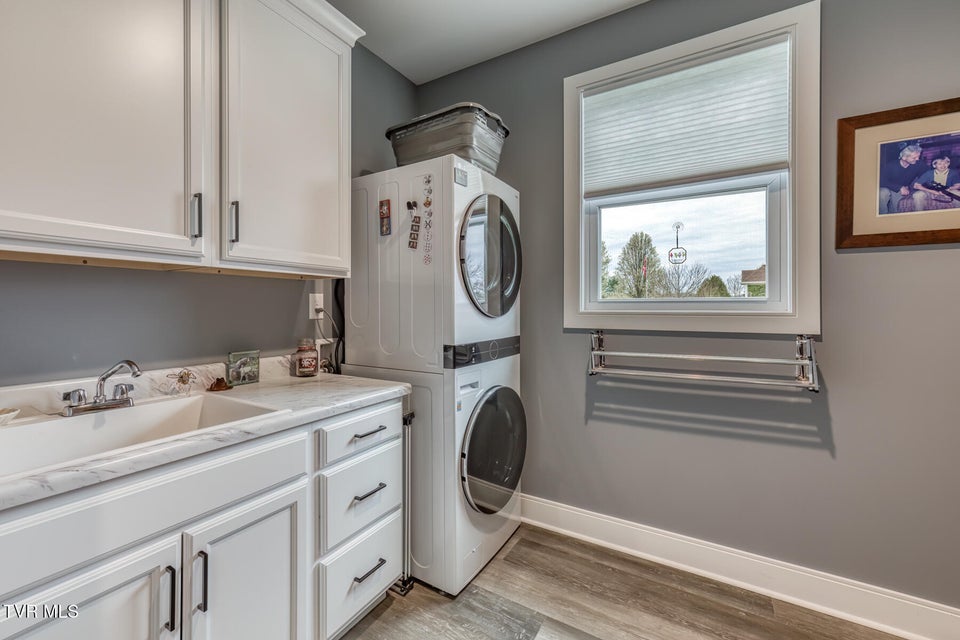 Photo #30: 100 Canterbury Place