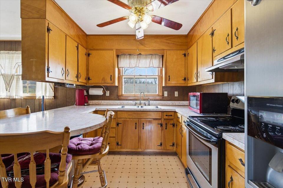 Photo #7: 533 Monte Vista Drive