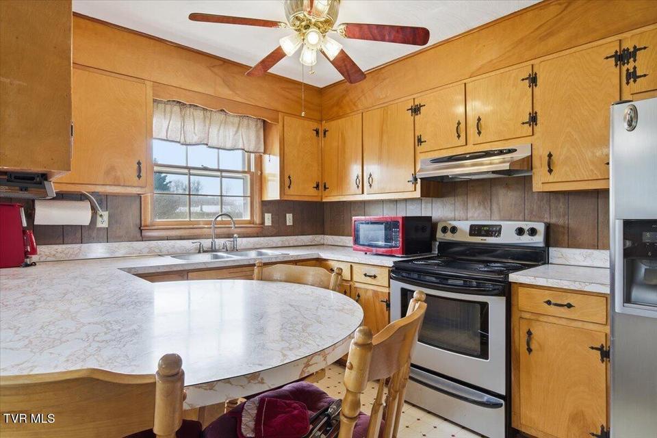 Photo #9: 533 Monte Vista Drive