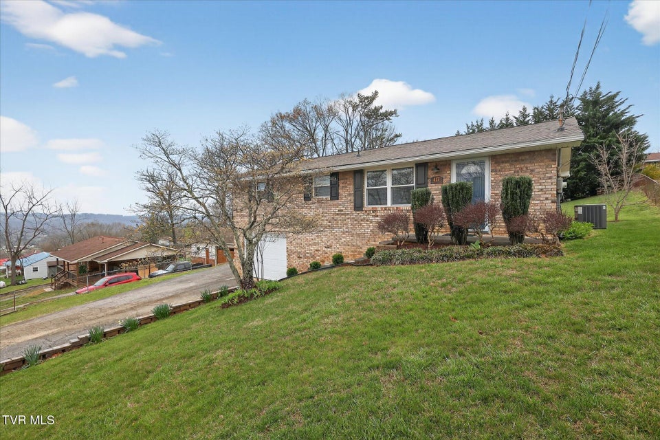 Photo #2: 417 Kingsley Avenue