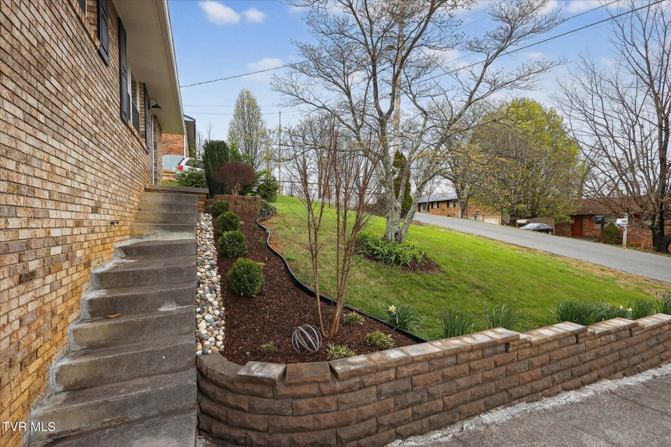 Photo #4: 417 Kingsley Avenue