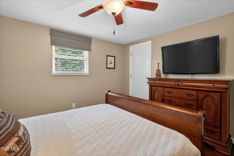 Photo #19: 417 Kingsley Avenue