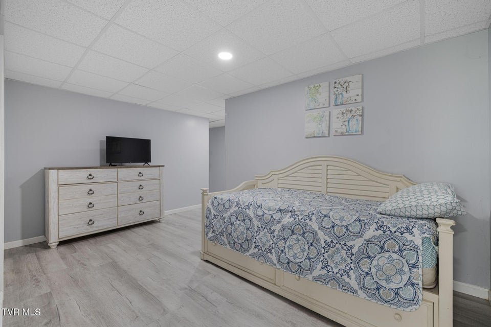 Photo #40: 31 Hickory Point