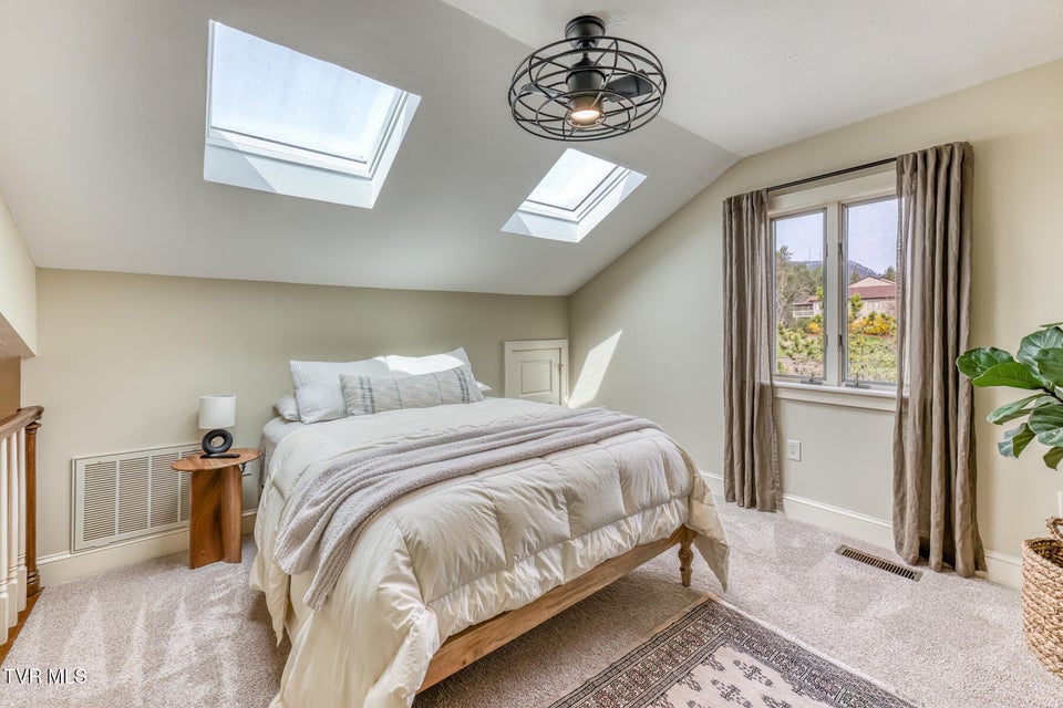 Photo #32: 222 Willowbend Court