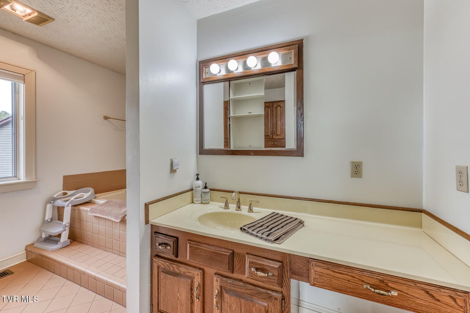 Photo #35: 222 Willowbend Court