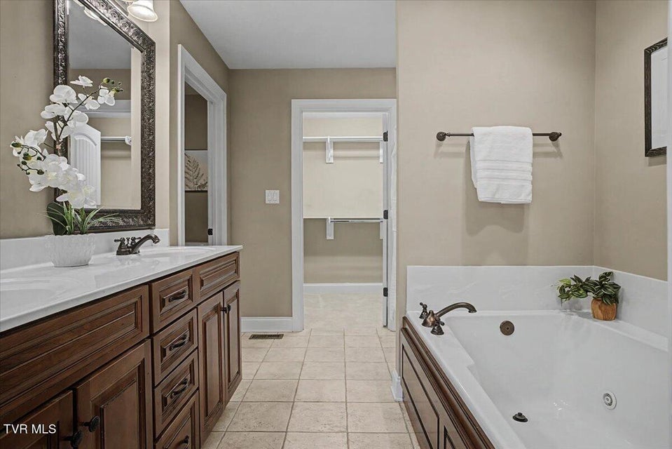 Photo #34: 34 Bridgewater Court