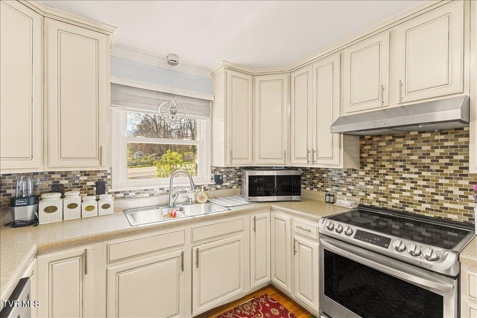 Photo #15: 1605 Southwest Avenue