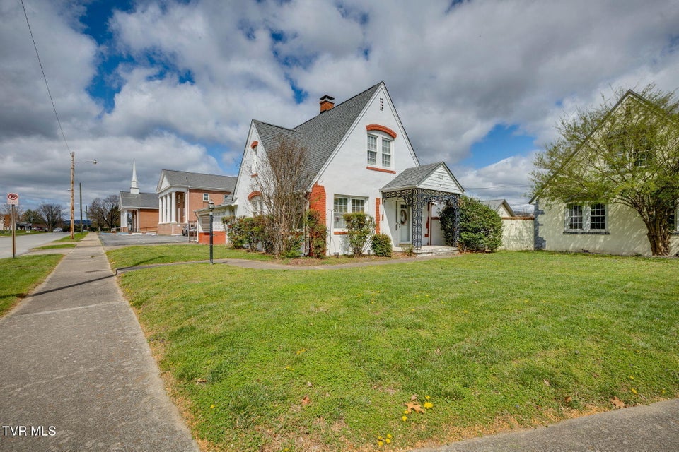 Photo #2: 902 Federal Street