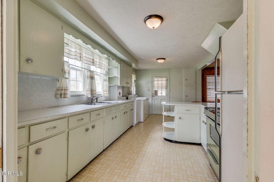 Photo #7: 902 Federal Street