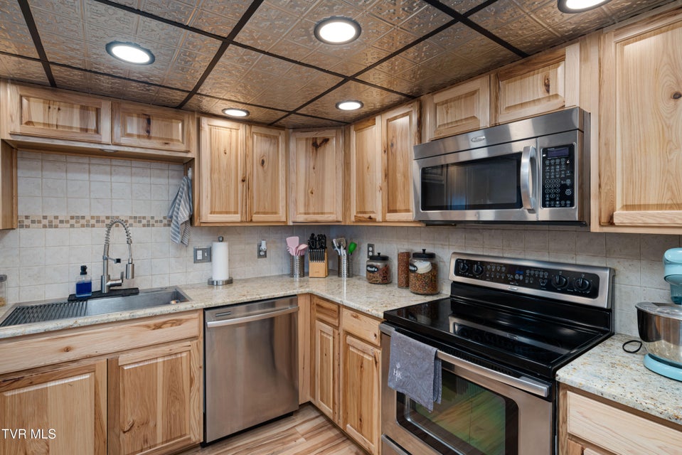 Photo #3: 548 Fleetwood Drive