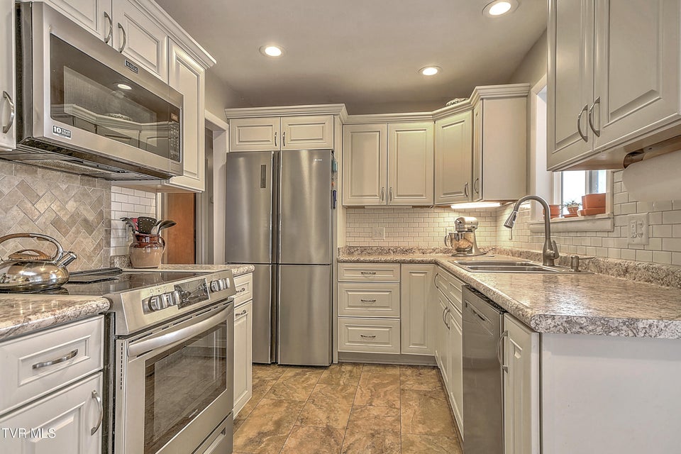 Photo #3: 806 Hollis Street