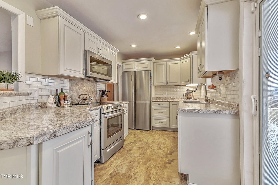 Photo #4: 806 Hollis Street