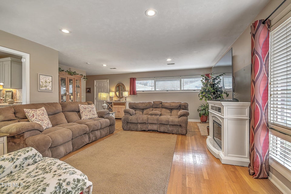 Photo #11: 806 Hollis Street