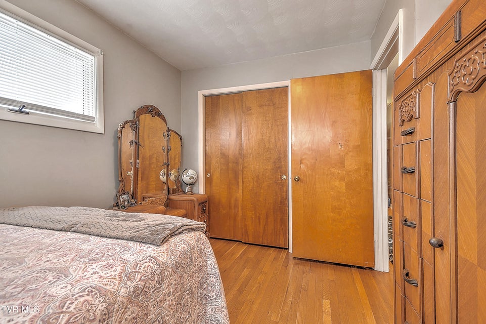 Photo #16: 806 Hollis Street