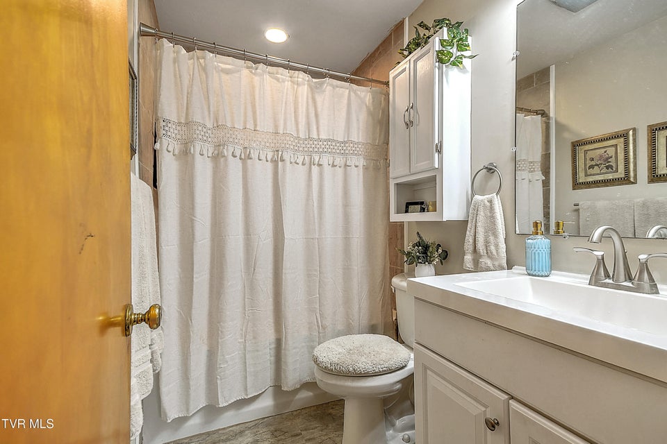 Photo #19: 806 Hollis Street