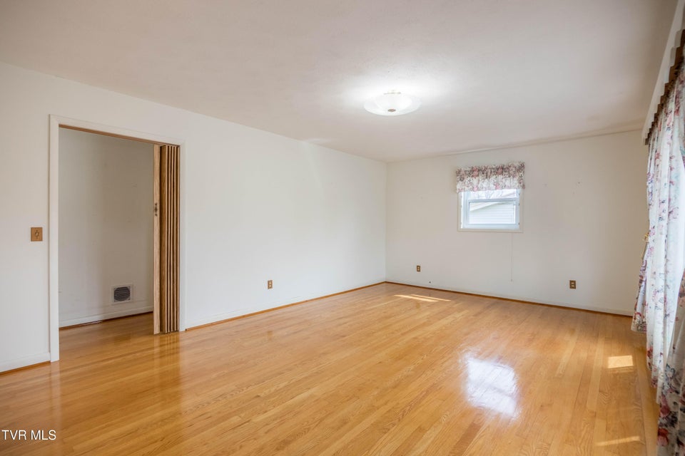 Photo #5: 208 Hogan Avenue