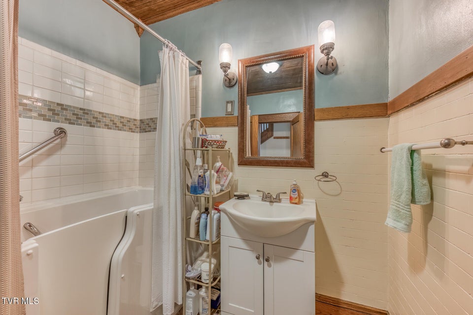 Photo #47: 4456 Lee Highway