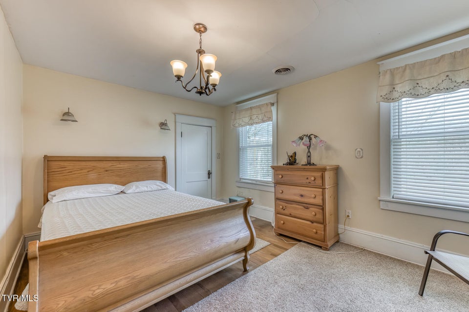 Photo #52: 4456 Lee Highway