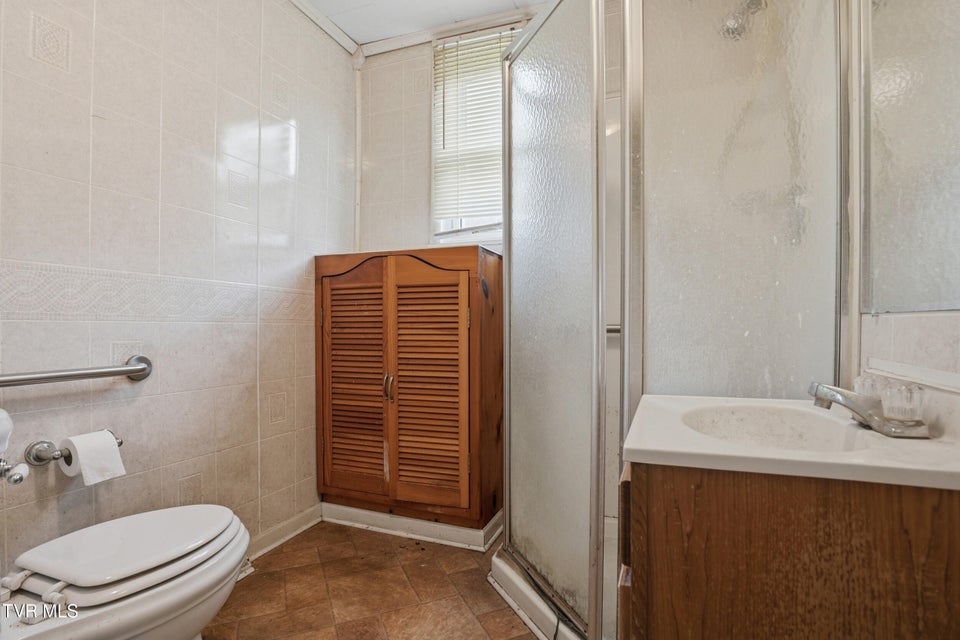 Photo #27: 1053 The Lake Road