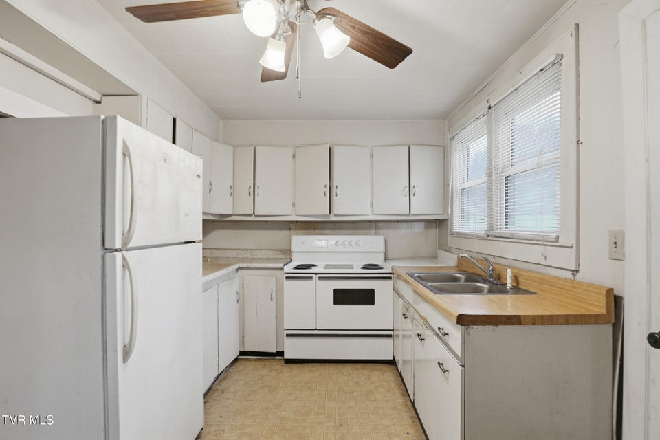 Photo #32: 1053 The Lake Road