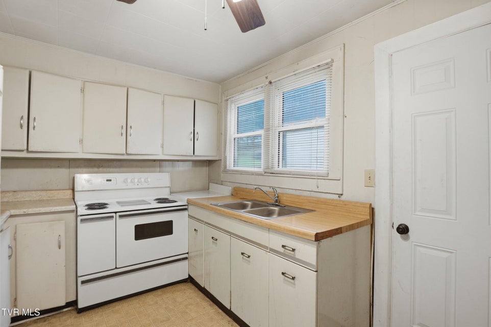 Photo #33: 1053 The Lake Road