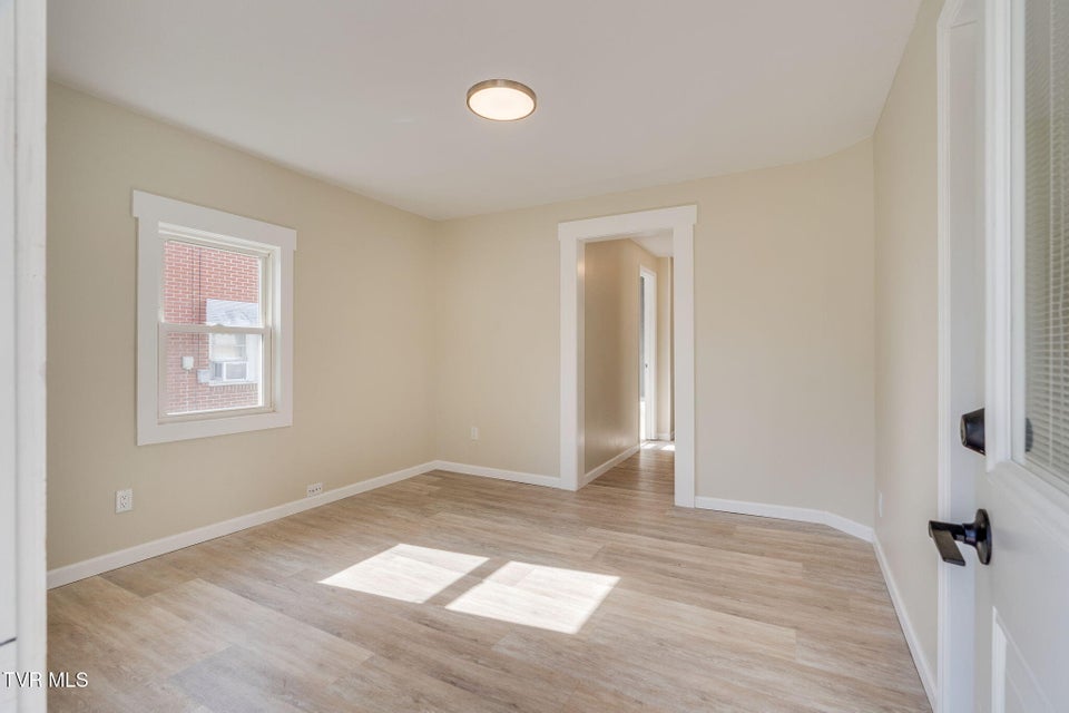 Photo #4: 907 Hopson Street