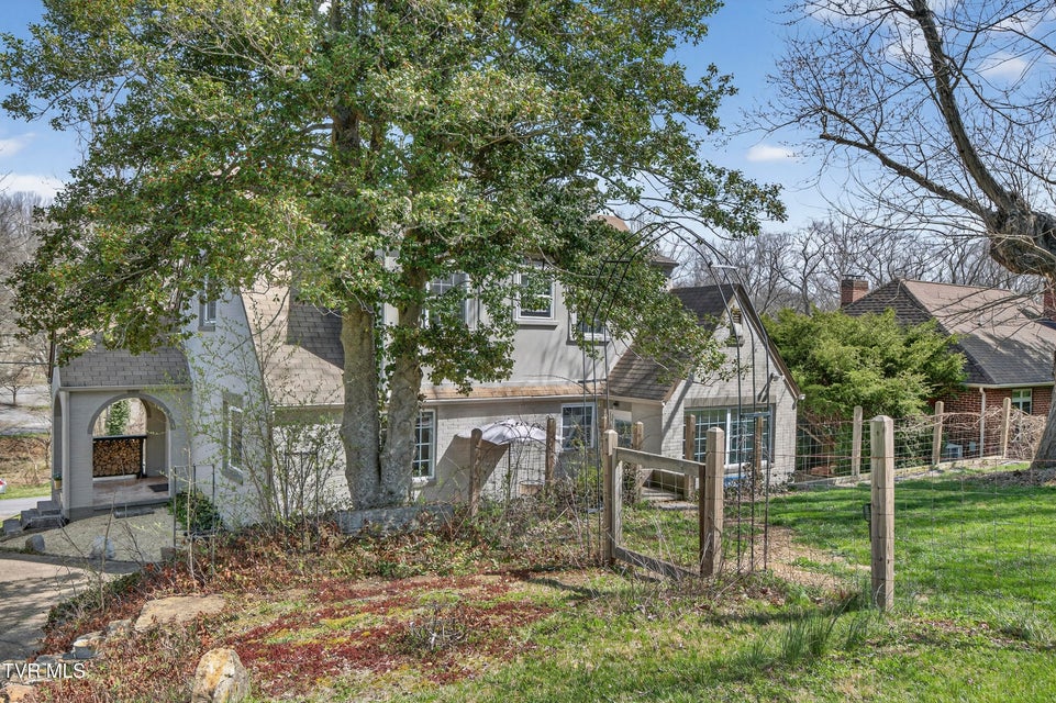 Photo #54: 142 Campbell Avenue