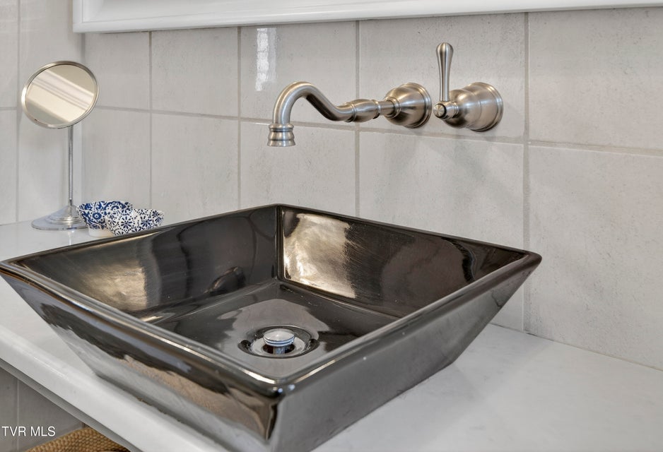 Photo #33: 142 Campbell Avenue