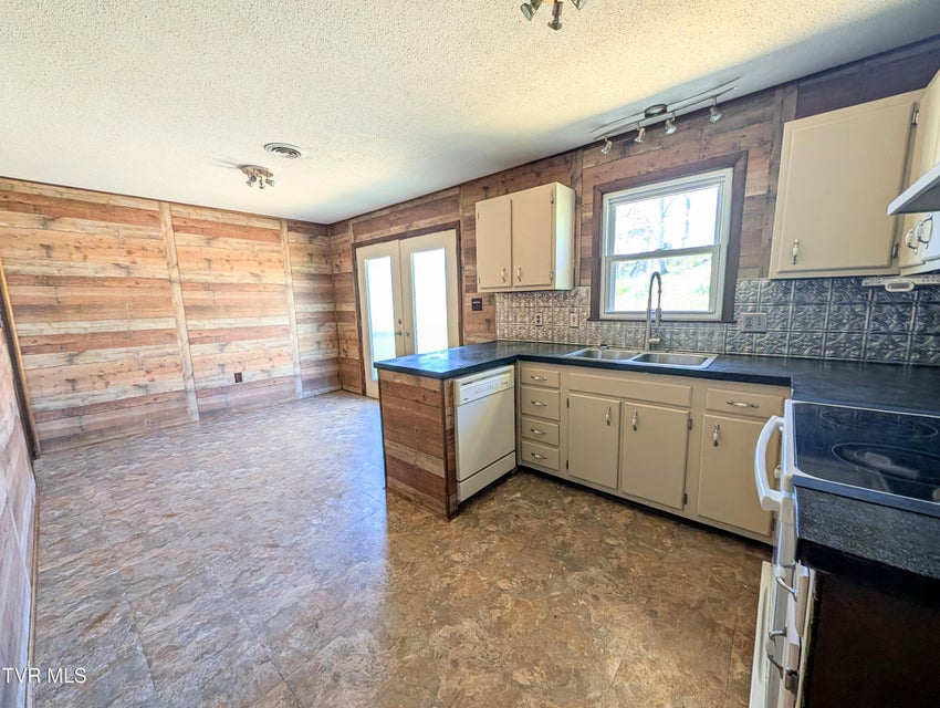 Photo #5: 464 Springfield Drive