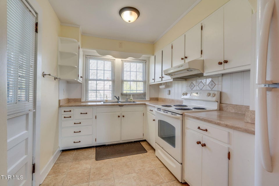 Photo #9: 2716 Linden Road