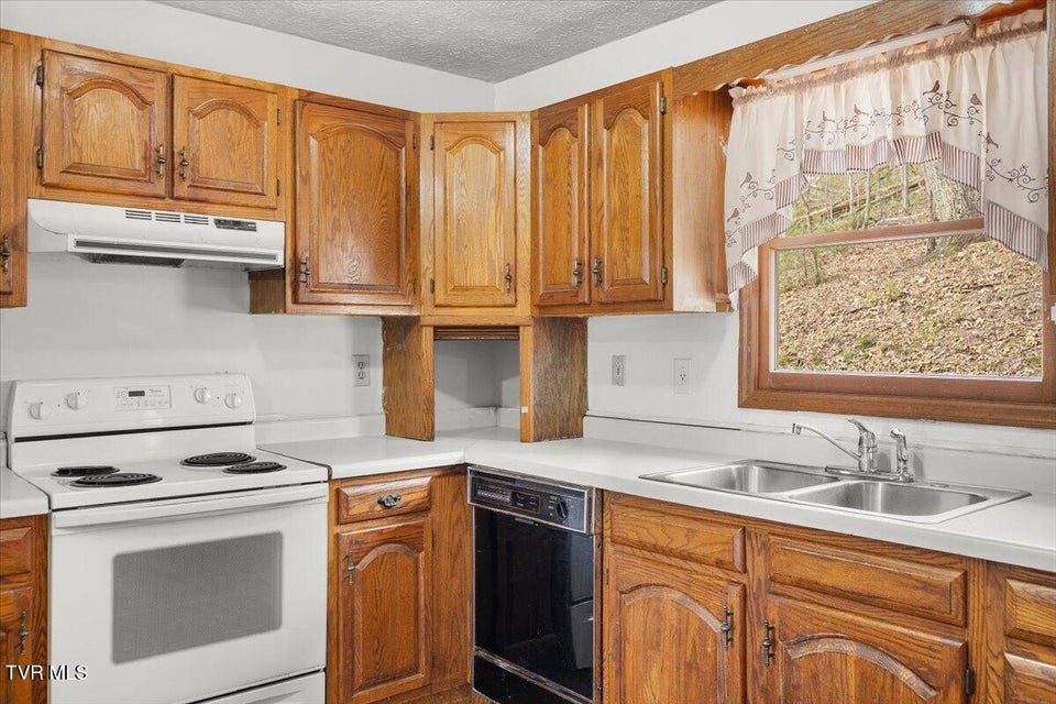 Photo #16: 216 Fitzsimmons Hill Road