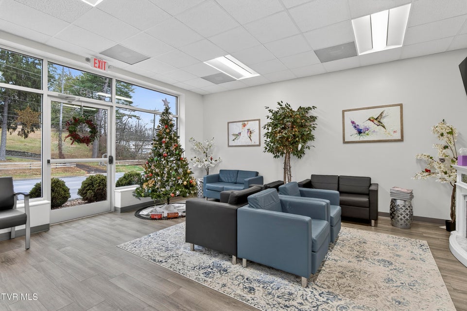 Photo #28: 929 Main Street